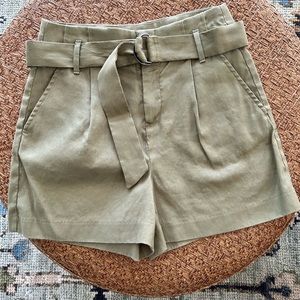 BR - Great, belted, pleated shorts, size 0